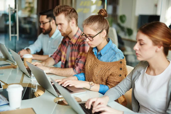 Fila de personas que trabajan en computadoras portátiles —  Fotos de Stock