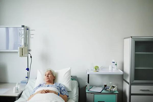Starší žena v nemocnici — Stock fotografie