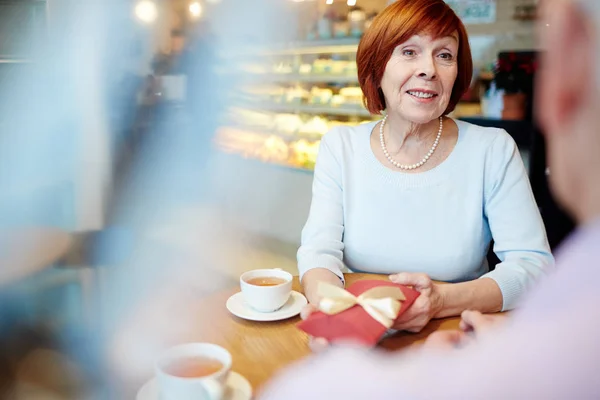 Frau schenkt Geschenk — Stockfoto