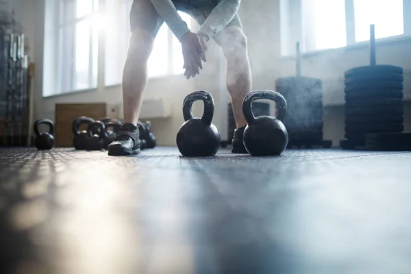 Spor salonunda egzersiz yapan adam. — Stok fotoğraf