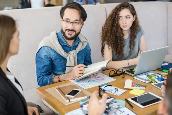 Jongeren in gesprek — Stockfoto