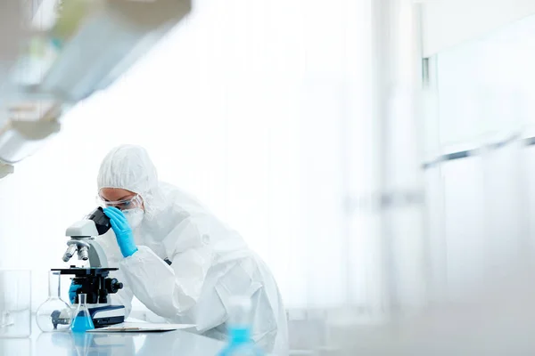 Científico trabajando en laboratorio — Foto de Stock