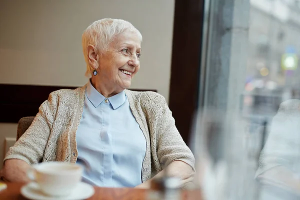 Äldre kvinna i café — Stockfoto