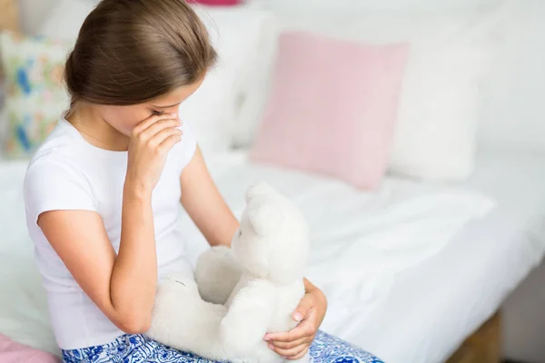 Ragazza che piange a casa — Foto Stock