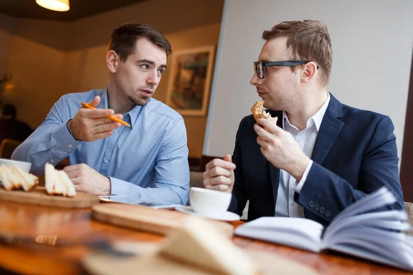 Les jeunes hommes communiquent au café — Photo