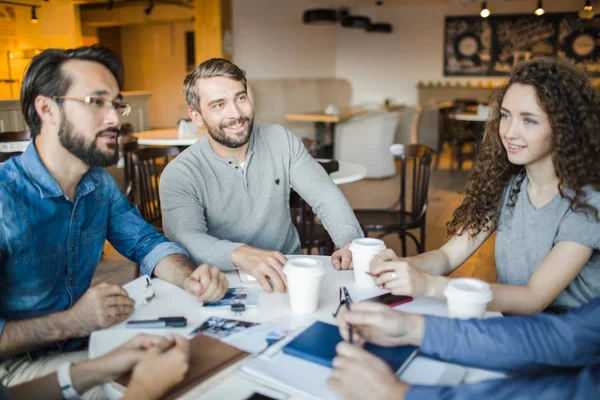 Groupe de collègues en discussion — Photo