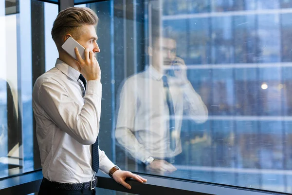 Man in pak spreken op mobiel — Stockfoto