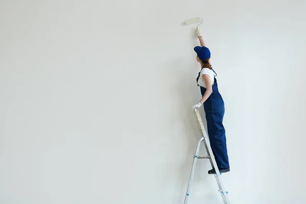 女性絵画の壁 — ストック写真