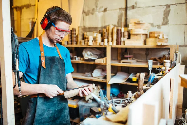 Joven carpintero en auriculares protectores —  Fotos de Stock