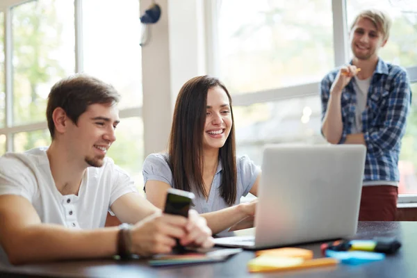 Jóvenes usando laptop — Foto de Stock