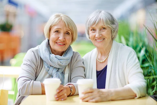 Kafede yaşlı kadın