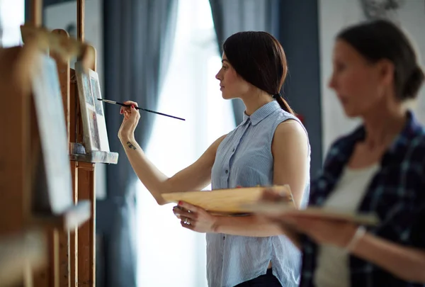 Mujeres en clase de arte — Foto de Stock