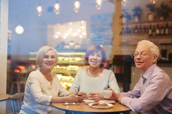 Las personas mayores pasan tiempo en la cafetería — Foto de Stock