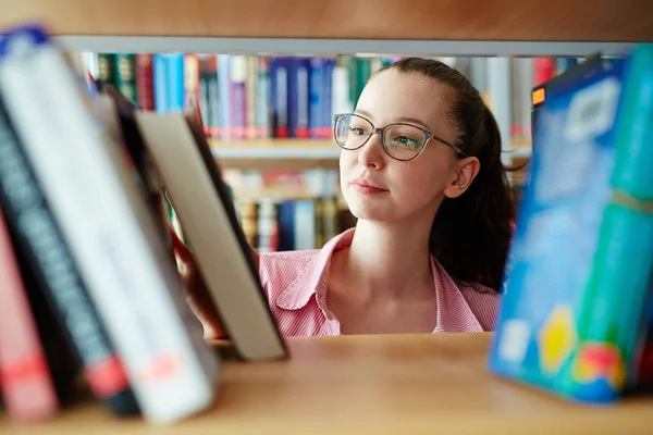 Studentka w bibliotece — Zdjęcie stockowe