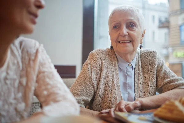 Äldre kvinnor i café — Stockfoto