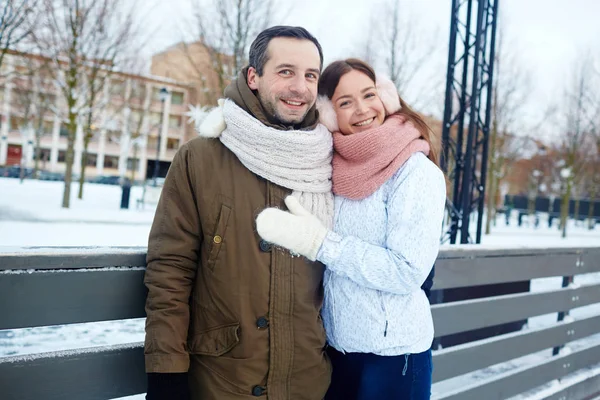 Casal namoro no inverno — Fotografia de Stock