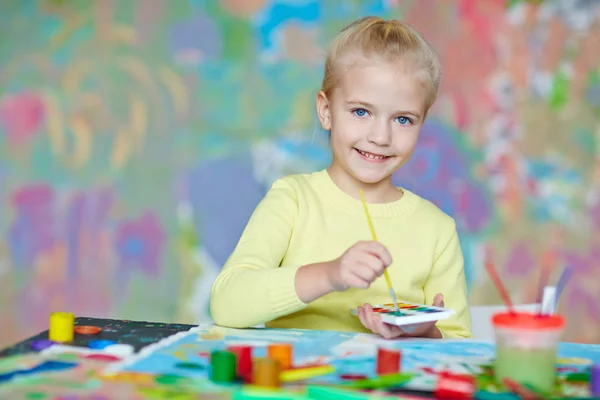 Dívka s akvarelem a štětec — Stock fotografie