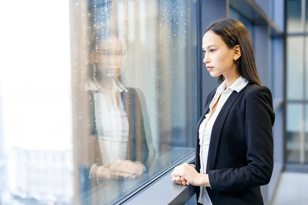 Femme d'affaires regardant par la fenêtre — Photo