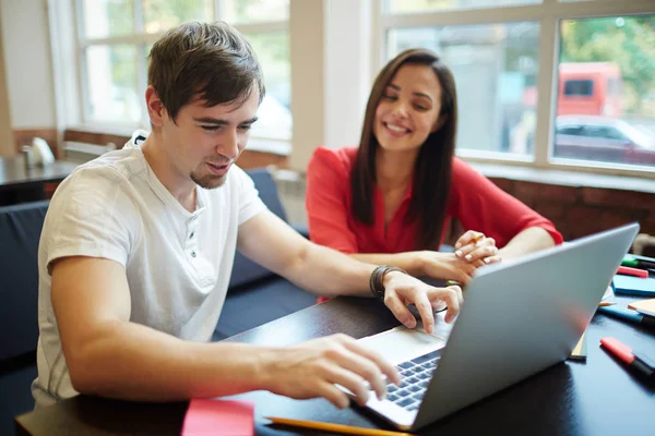 Unga människor med laptop — Stockfoto