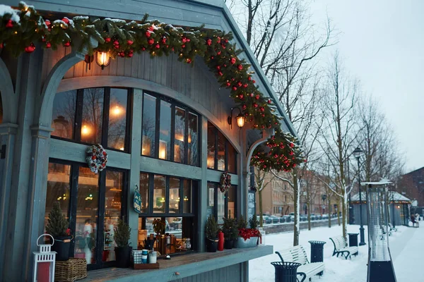 Café de la calle decorado para Navidad — Foto de Stock