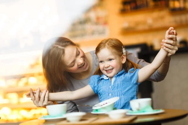 Mutter und Kind im Café — Stockfoto