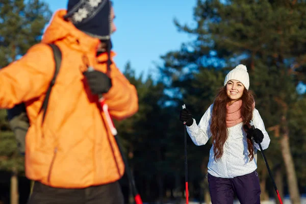 Två aktiva skidåkare — Stockfoto