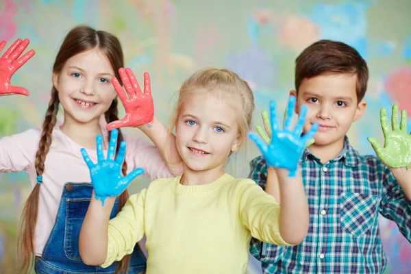 Meninas com as mãos na pintura a cores — Fotografia de Stock