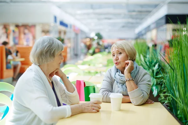 Donne anziane in caffè — Foto Stock