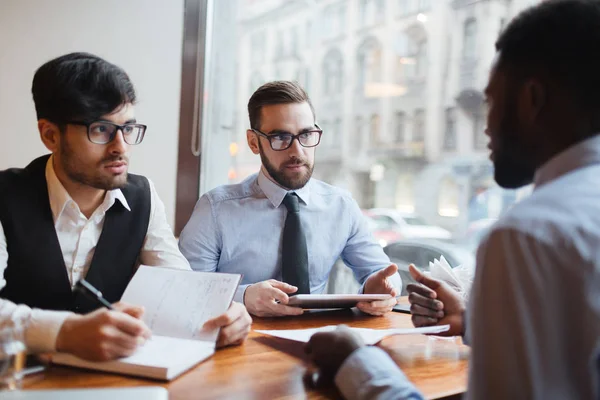 Empresarios discutiendo nuevo proyecto —  Fotos de Stock