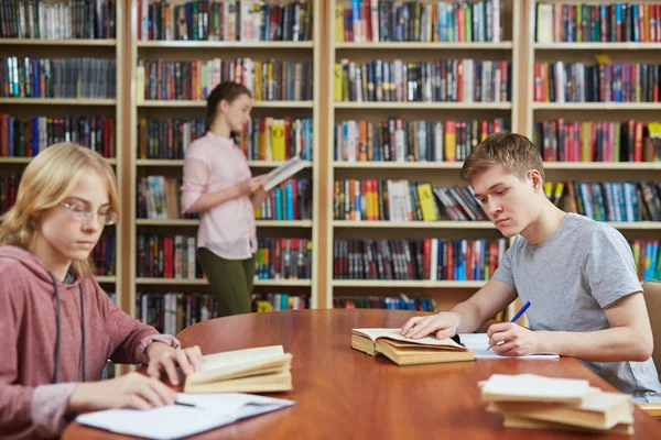 Estudiantes que estudian en la biblioteca — Foto de Stock