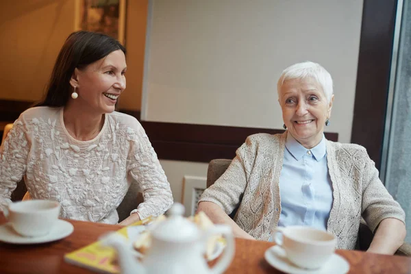 Seniorinnen im Café — Stockfoto