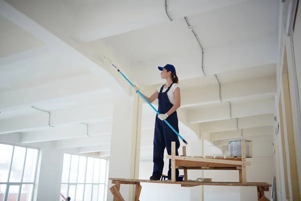 Женщина живопись потолок — стоковое фото