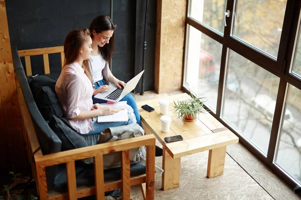 Students studying together — Stock Photo, Image