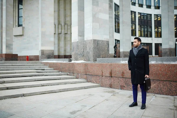 Businessman standing in urban environment — Stock Photo, Image