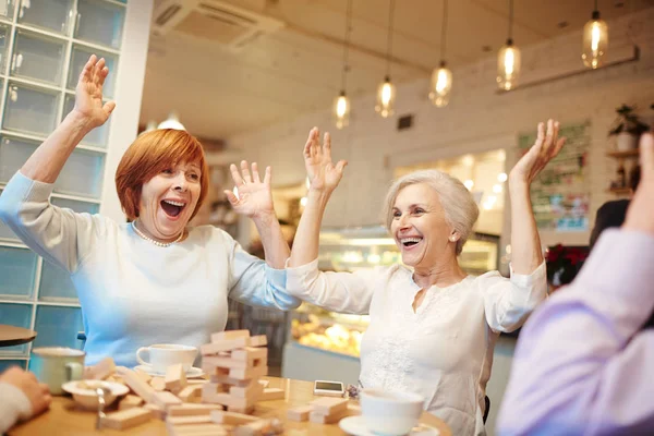 Las personas mayores pasan tiempo en la cafetería —  Fotos de Stock