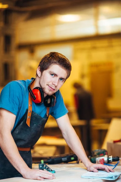 Joven artesano masculino — Foto de Stock