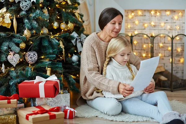 Girl and her grandmother with xmas gift — Stock Photo, Image