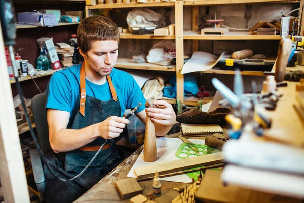 Handyman usando herramienta eléctrica — Foto de Stock