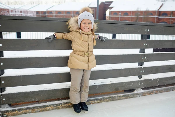 Enfant sur patinoire — Photo