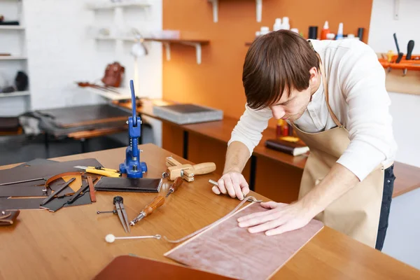 Young tanner in werkplaats — Stockfoto