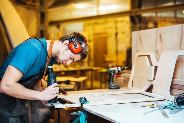 Zelfstandige man in werkplaats — Stockfoto