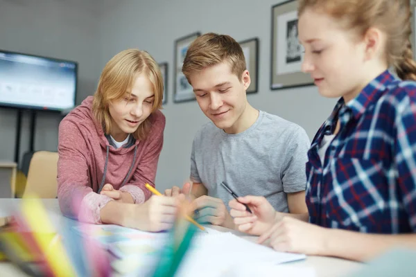 Studentów odrabiania lekcji — Zdjęcie stockowe