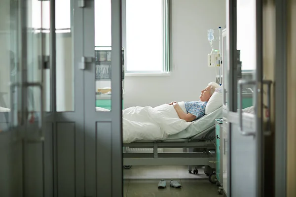 Seniorin im Krankenhaus — Stockfoto