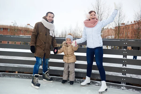 Família em patinação-rinque — Fotografia de Stock