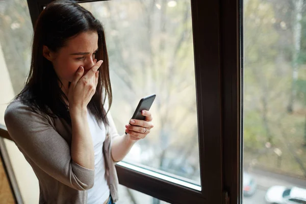 Tonårig flicka läsa sms — Stockfoto