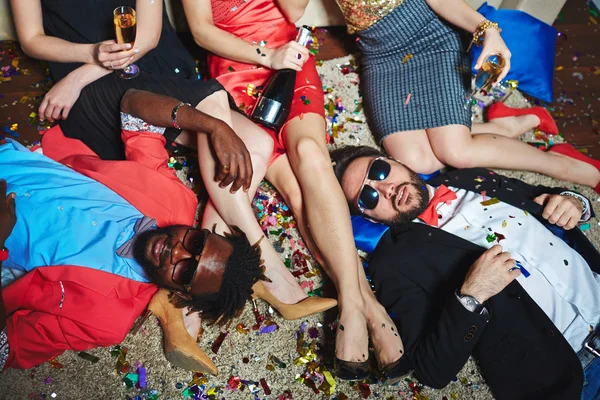 Felices amigos teniendo fiesta de cumpleaños — Foto de Stock