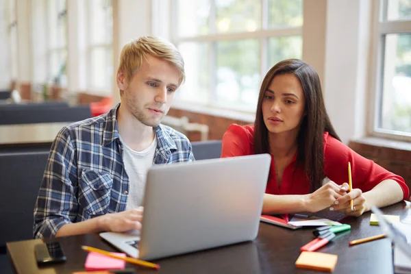 Unga människor med laptop — Stockfoto