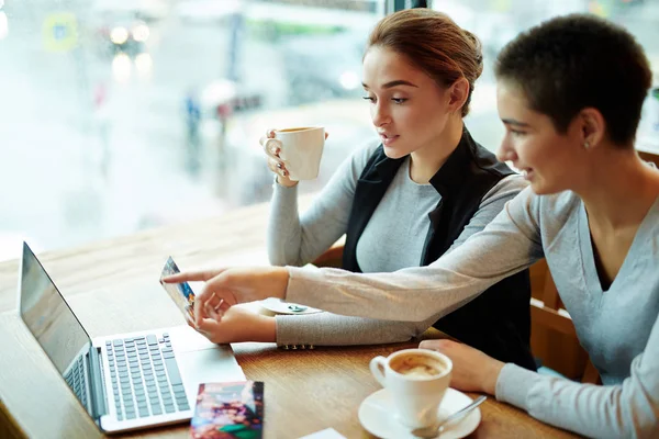 Medarbetare diskuterar nytt projekt — Stockfoto