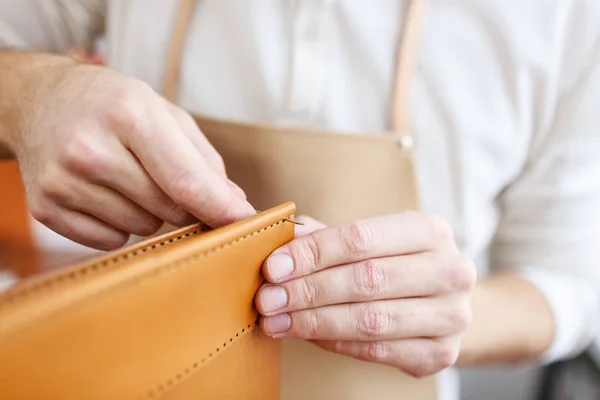 Man producing leather item — Stock Photo, Image