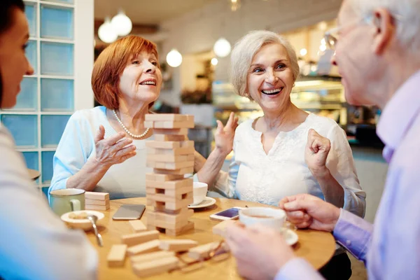 Старі люди проводять час у кафе — стокове фото